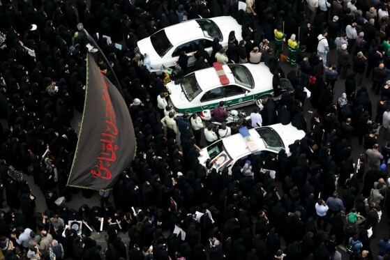 تجمع مردم در سوگ شهدای خدمت در میدان ولیعصر (عج)