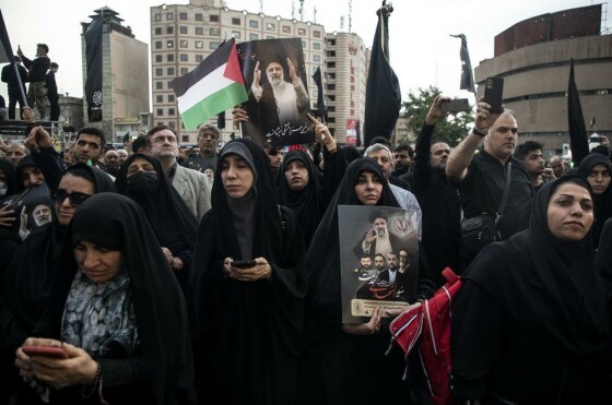 تجمع مردم در سوگ شهدای خدمت در میدان ولیعصر (عج)