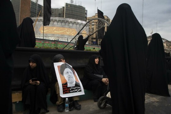 تجمع مردم در سوگ شهدای خدمت در میدان ولیعصر (عج)