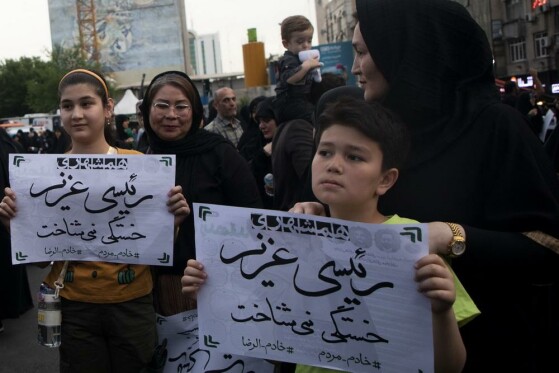 تجمع مردم در سوگ شهدای خدمت در میدان ولیعصر (عج)