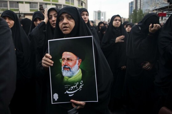 تجمع مردم در سوگ شهدای خدمت در میدان ولیعصر (عج)