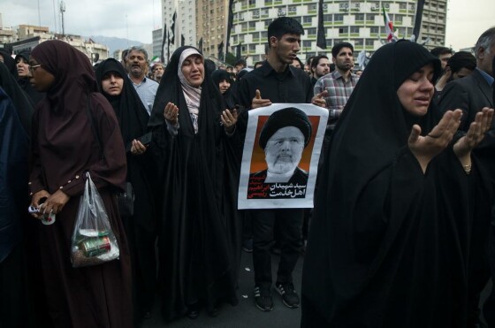 تجمع مردم در سوگ شهدای خدمت در میدان ولیعصر (عج)