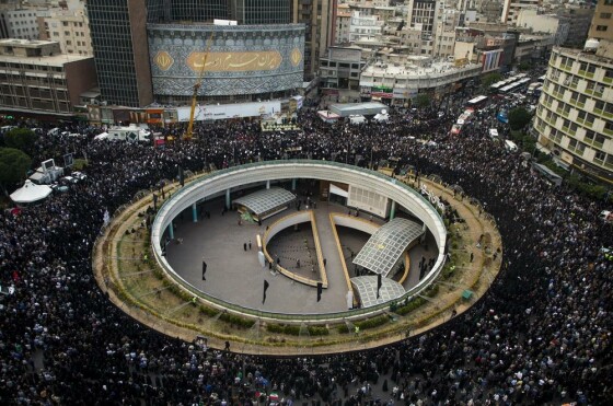 تجمع مردم در سوگ شهدای خدمت در میدان ولیعصر (عج)