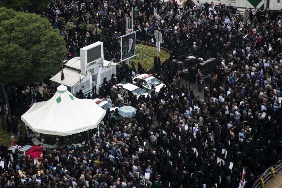 تجمع مردم در سوگ شهدای خدمت در میدان ولیعصر (عج)