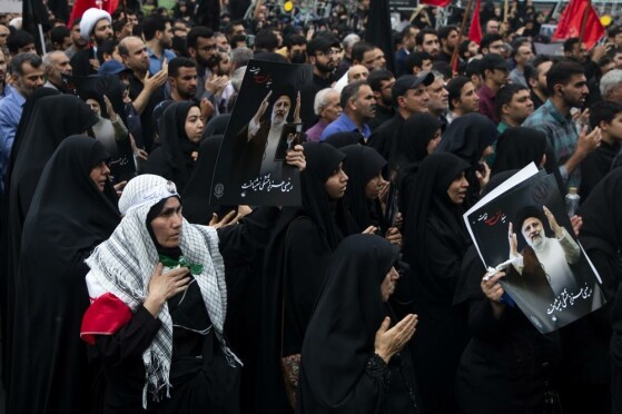 تجمع مردم در سوگ شهدای خدمت در میدان ولیعصر (عج)