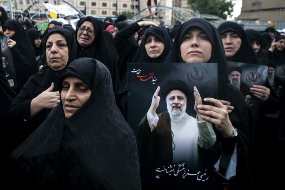 تجمع مردم در سوگ شهدای خدمت در میدان ولیعصر (عج)