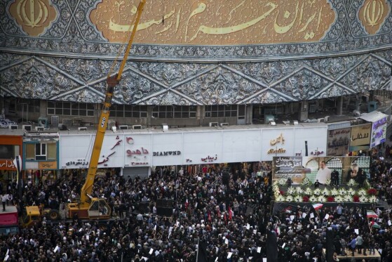 تجمع مردم در سوگ شهدای خدمت در میدان ولیعصر (عج)