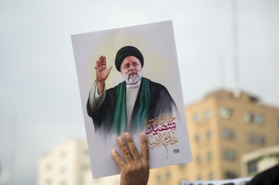 تجمع مردم در سوگ شهدای خدمت در میدان ولیعصر (عج)