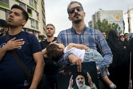 تجمع مردم در سوگ شهدای خدمت در میدان ولیعصر (عج)