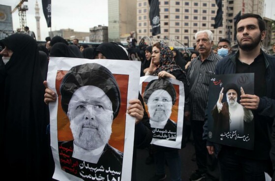 تجمع مردم در سوگ شهدای خدمت در میدان ولیعصر (عج)