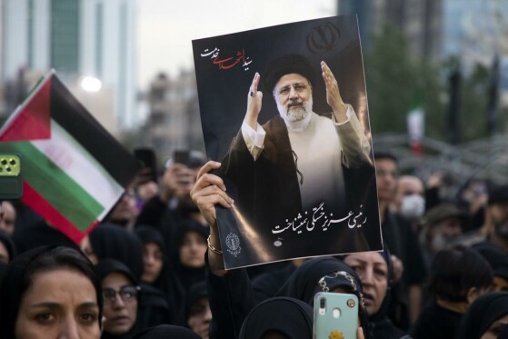 تجمع مردم در سوگ شهدای خدمت در میدان ولیعصر (عج)