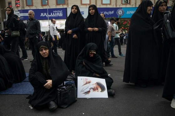 تجمع مردم در سوگ شهدای خدمت در میدان ولیعصر (عج)