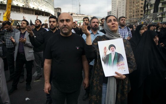 تجمع مردم در سوگ شهدای خدمت در میدان ولیعصر (عج)