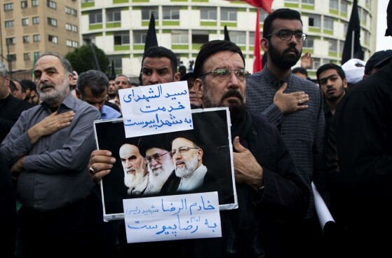 تجمع مردم در سوگ شهدای خدمت در میدان ولیعصر (عج)