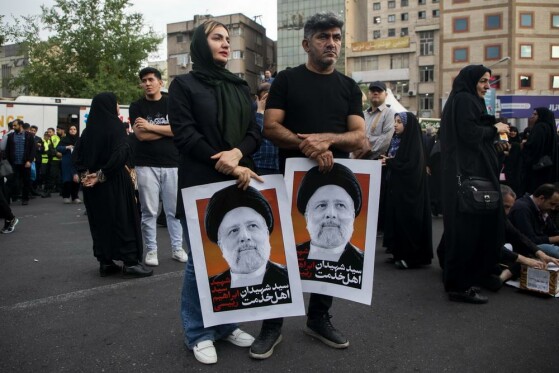 تجمع مردم در سوگ شهدای خدمت در میدان ولیعصر (عج)