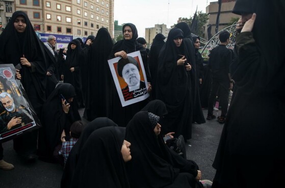 تجمع مردم در سوگ شهدای خدمت در میدان ولیعصر (عج)