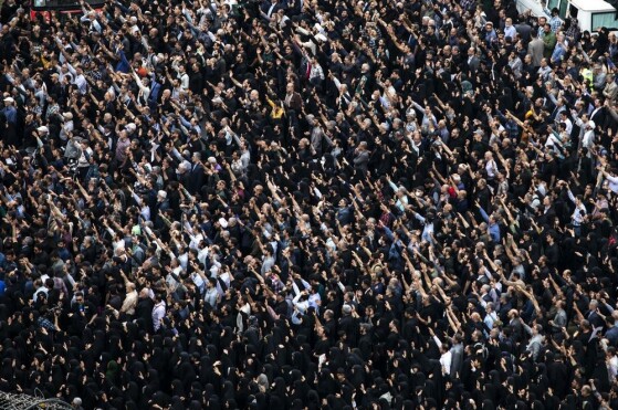 تجمع مردم در سوگ شهدای خدمت در میدان ولیعصر (عج)