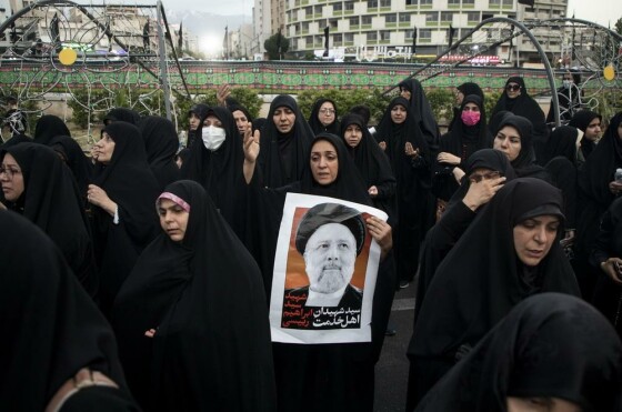 تجمع مردم در سوگ شهدای خدمت در میدان ولیعصر (عج)