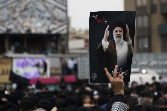 تجمع مردم در سوگ شهدای خدمت در میدان ولیعصر (عج)