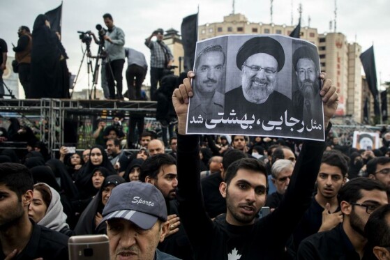 تجمع مردم در سوگ شهدای خدمت در میدان ولیعصر (عج)