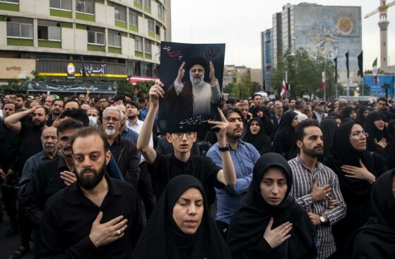 تجمع مردم در سوگ شهدای خدمت در میدان ولیعصر (عج)