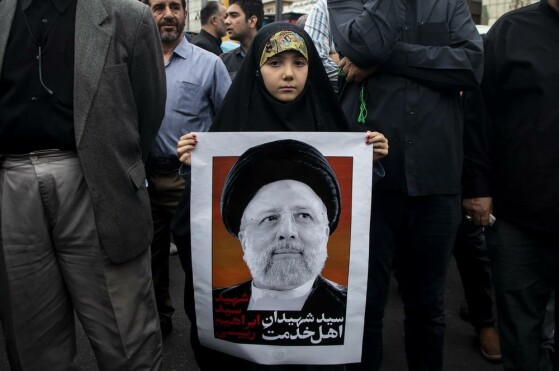 تجمع مردم در سوگ شهدای خدمت در میدان ولیعصر (عج)