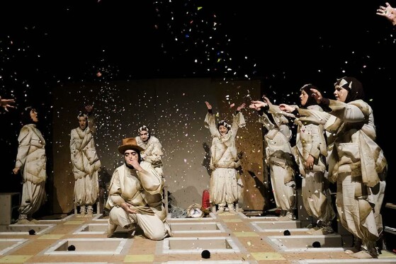 نمایش  قلاده ای برای یک سگ مرده بزرگ ترین اجرای نابینایان و کم بینایان