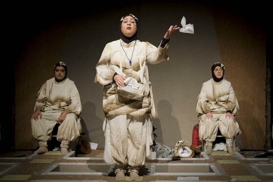 نمایش  قلاده ای برای یک سگ مرده بزرگ ترین اجرای نابینایان و کم بینایان