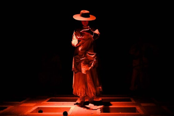 نمایش  قلاده ای برای یک سگ مرده بزرگ ترین اجرای نابینایان و کم بینایان