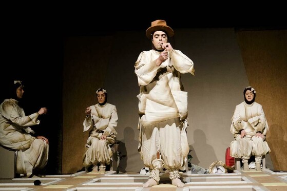 نمایش  قلاده ای برای یک سگ مرده بزرگ ترین اجرای نابینایان و کم بینایان