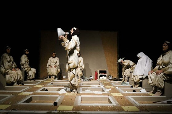 نمایش  قلاده ای برای یک سگ مرده بزرگ ترین اجرای نابینایان و کم بینایان