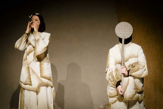 نمایش  قلاده ای برای یک سگ مرده بزرگ ترین اجرای نابینایان و کم بینایان