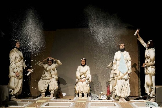 نمایش  قلاده ای برای یک سگ مرده بزرگ ترین اجرای نابینایان و کم بینایان