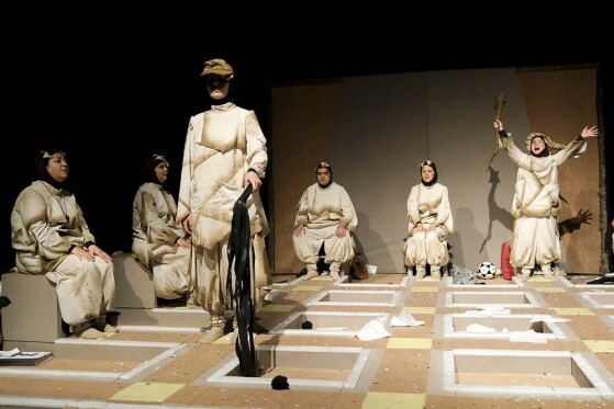 نمایش  قلاده ای برای یک سگ مرده بزرگ ترین اجرای نابینایان و کم بینایان