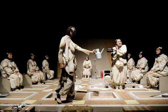 نمایش  قلاده ای برای یک سگ مرده بزرگ ترین اجرای نابینایان و کم بینایان