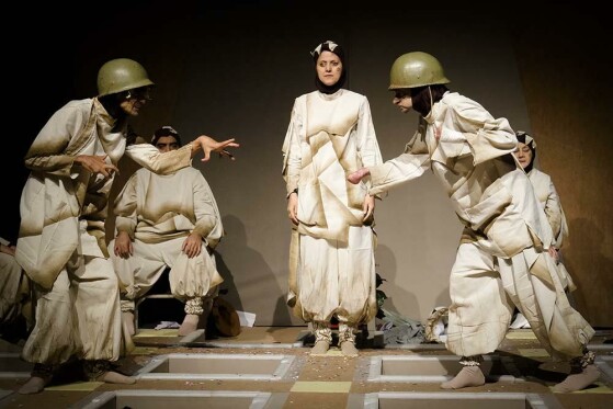 نمایش  قلاده ای برای یک سگ مرده بزرگ ترین اجرای نابینایان و کم بینایان