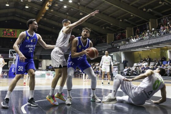 دیدار تیم های بسکتبال طبیعت اسلامشهر و پالایش نفت آبادان