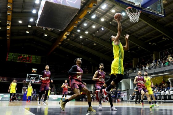 دیدار تیم های بسکتبال طبیعت اسلامشهر و پالایش نفت آبادان