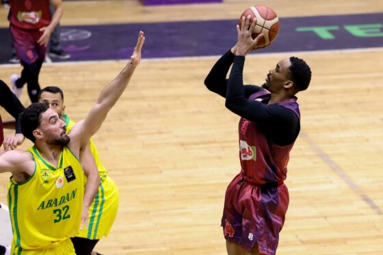 دیدار تیم های بسکتبال طبیعت اسلامشهر و پالایش نفت آبادان