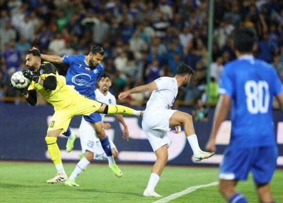 دیدار تیم های فوتبال استقلال و پیکان در جام حذفی