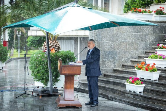 اعضای هیأت دولت در جمع خبرنگاران