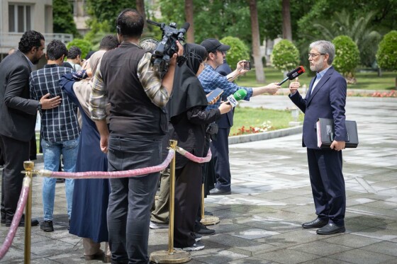 اعضای هیأت دولت در جمع خبرنگاران