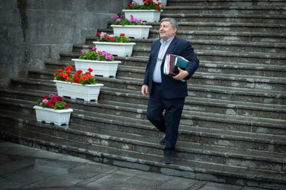 اعضای هیأت دولت در جمع خبرنگاران