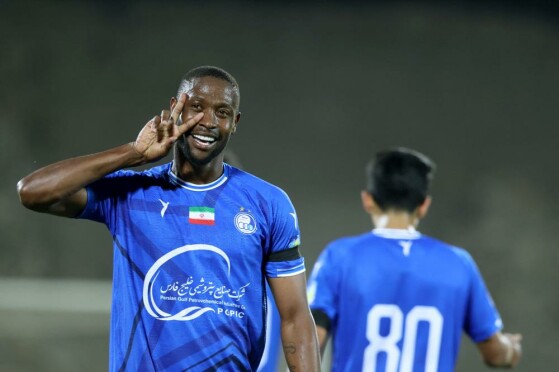 دیدار تیم های فوتبال استقلال و آلومینیوم