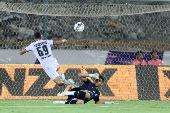 دیدار تیم های فوتبال استقلال و آلومینیوم