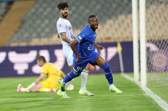 دیدار تیم های فوتبال استقلال و آلومینیوم