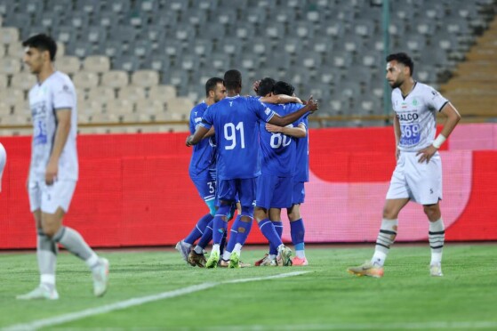 دیدار تیم های فوتبال استقلال و آلومینیوم