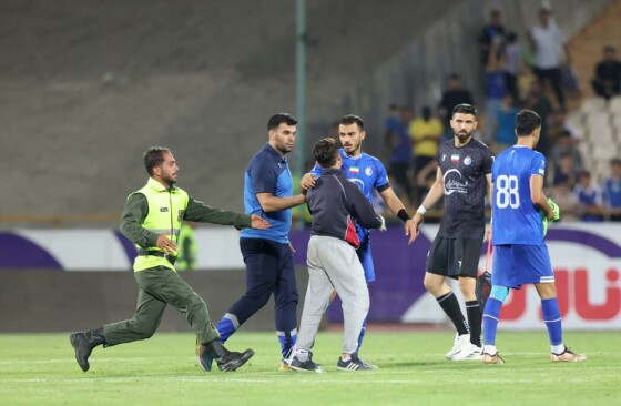 دیدار تیم های فوتبال استقلال و آلومینیوم