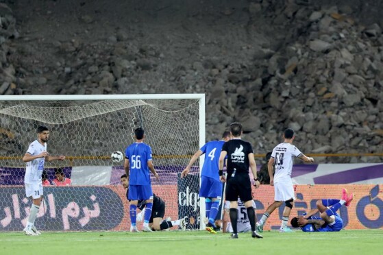 دیدار تیم های فوتبال استقلال و آلومینیوم