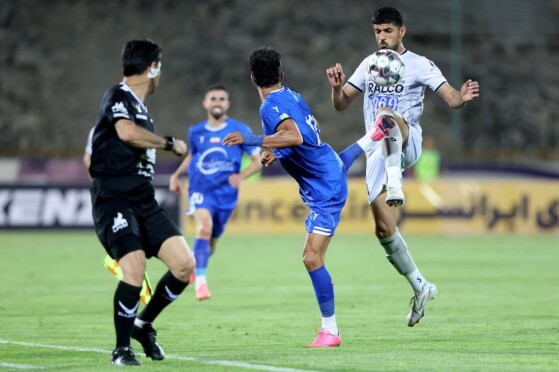 دیدار تیم های فوتبال استقلال و آلومینیوم